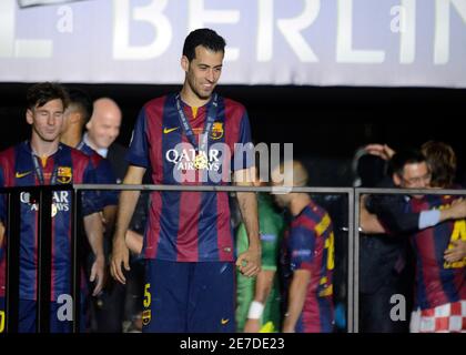 BERLIN, ALLEMAGNE - 6 JUIN 2015 : joueurs de Barcelone photographiés lors de la cérémonie de remise des prix qui a eu lieu après la finale de la Ligue des champions de l'UEFA 2014/15 entre Juventus Torino et le FC Barcelone à l'Olympiastadion. Banque D'Images