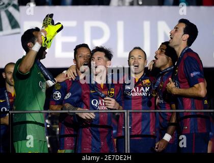 BERLIN, ALLEMAGNE - 6 JUIN 2015 : joueurs de Barcelone photographiés lors de la cérémonie de remise des prix qui a eu lieu après la finale de la Ligue des champions de l'UEFA 2014/15 entre Juventus Torino et le FC Barcelone à l'Olympiastadion. Banque D'Images