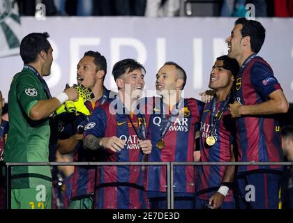 BERLIN, ALLEMAGNE - 6 JUIN 2015 : joueurs de Barcelone photographiés lors de la cérémonie de remise des prix qui a eu lieu après la finale de la Ligue des champions de l'UEFA 2014/15 entre Juventus Torino et le FC Barcelone à l'Olympiastadion. Banque D'Images