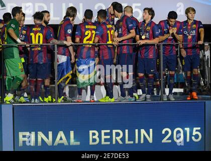 BERLIN, ALLEMAGNE - 6 JUIN 2015 : joueurs de Barcelone photographiés lors de la cérémonie de remise des prix qui a eu lieu après la finale de la Ligue des champions de l'UEFA 2014/15 entre Juventus Torino et le FC Barcelone à l'Olympiastadion. Banque D'Images