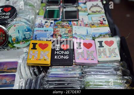 Le marché de nuit dans la rue Temple de Hong Kong, beaucoup de bibelots, de chemises et de panneaux en vente. Souvenirs bon marché et joyeux pour les touristes. Banque D'Images