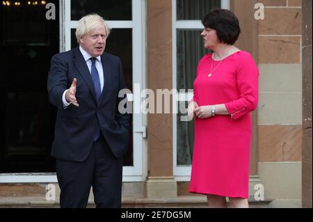 Photo du dossier datée du 13/08/2020, du premier ministre Boris Johnson et du premier ministre Arlene Foster au château de Hillsborough, lors de la visite du premier ministre à Belfast. Le Premier ministre d'Irlande du Nord a exhorté Boris Johnson à remplacer le Protocole d'Irlande du Nord après le fiasco de EUÕs sur les contrôles des vaccins à la frontière avec la République d'Irlande. Date de publication : samedi 30 janvier 2021. Banque D'Images