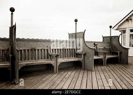 Bancs vides sur la jetée de Southwold, Suffolk. Juillet 2017 Banque D'Images