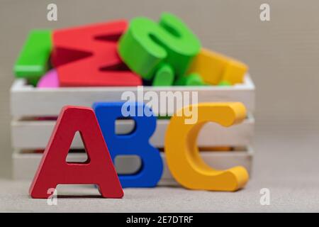 Lettres en bois colorées dans une boîte en bois, ABC Banque D'Images
