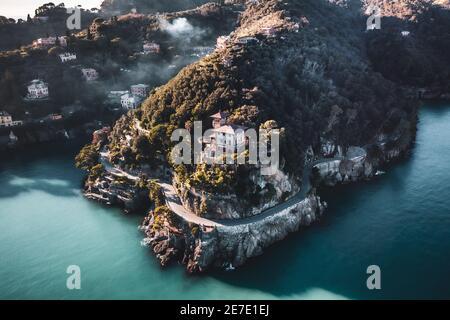 ITALIE, PORTOFINO 2021 : vue aérienne de la côte panoramique de Portofino. Dans la photo Villa Punta Caieca au coucher du soleil. Banque D'Images