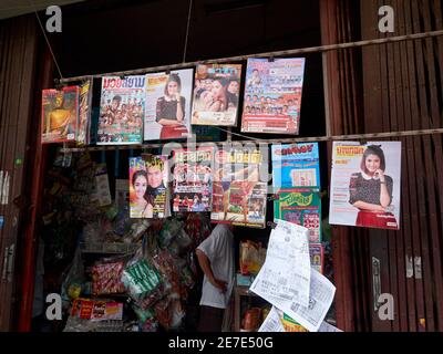 Une épicerie vendant des collations et divers magazines locaux Banque D'Images
