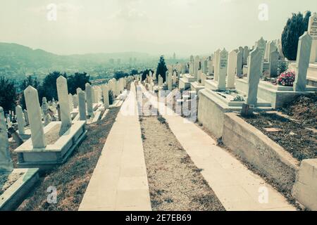 SARAJEVO (BOSNIE-HERZÉGOVINE), 05 JUILLET 2017 - cimetière musulman dédié aux victimes de la guerre de Bosnie, à Sarajevo (Bosnie-Herzégovine). Mars Banque D'Images