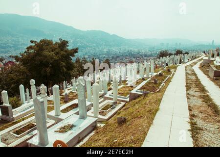 SARAJEVO (BOSNIE-HERZÉGOVINE), 05 JUILLET 2017 - cimetière musulman dédié aux victimes de la guerre de Bosnie, à Sarajevo (Bosnie-Herzégovine). Mars Banque D'Images