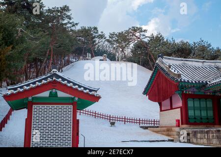 Tombe royale de Jeongneung, 28 janvier 2021 : tombe royale de Jeongneung après une chute de neige à Séoul, Corée du Sud. La tombe royale de Jeongneung est un des sites du patrimoine mondial de l'UNESCO à Séoul. C'est le tombeau royal de la reine Sindeok, deuxième consort du roi Taejo, Yi Seong-Gye (1335-1408) qui fut le fondateur et le premier roi de la dynastie Joseon (1392-1910) de Corée. (Photo de Lee Jae-Won/AFLO) (CORÉE DU SUD) Banque D'Images