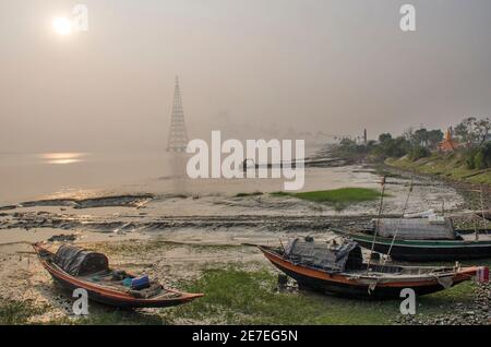 Photo de l'après-midi d'hiver à Diamond Harbour. En quittant l'horizon, le soleil se couche avec sa lueur d'or sur les rives du Gange. Banque D'Images