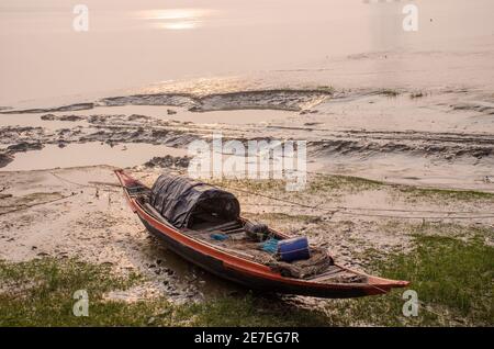 Photo de l'après-midi d'hiver à Diamond Harbour. En quittant l'horizon, le soleil se couche avec sa lueur d'or sur les rives du Gange. Banque D'Images