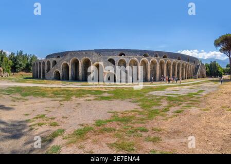 Pompéi, Italie ; 28 août 2020 - devant l'amphithéâtre romain de l'ancienne ville de Pompéi, Italie. Banque D'Images