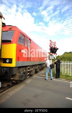 60040 'le Centenaire de l'Armée territoriale' à Fountain Level Crossing, Aberkenfig, avec le 'Tafy Tug 2' Railtour. Banque D'Images