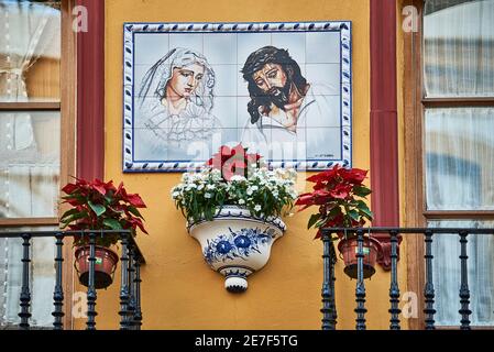 Céramiques à motifs religieux dans le quartier de Triana, Séville, Espagne Banque D'Images