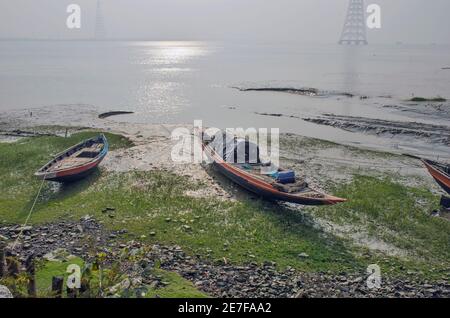 Photo de l'après-midi d'hiver à Diamond Harbour. En quittant l'horizon, le soleil se couche avec sa lueur d'or sur les rives du Gange. Banque D'Images