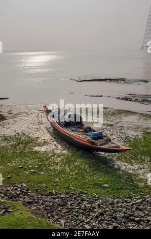 Photo de l'après-midi d'hiver à Diamond Harbour. En quittant l'horizon, le soleil se couche avec sa lueur d'or sur les rives du Gange. Banque D'Images