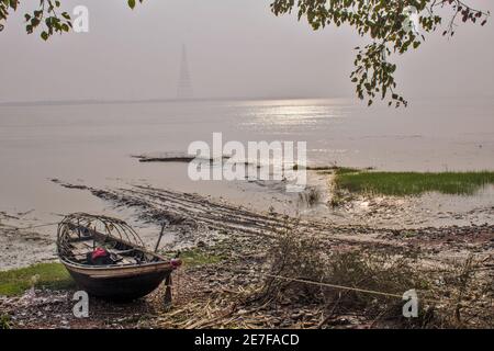 Photo de l'après-midi d'hiver à Diamond Harbour. En quittant l'horizon, le soleil se couche avec sa lueur d'or sur les rives du Gange. Banque D'Images