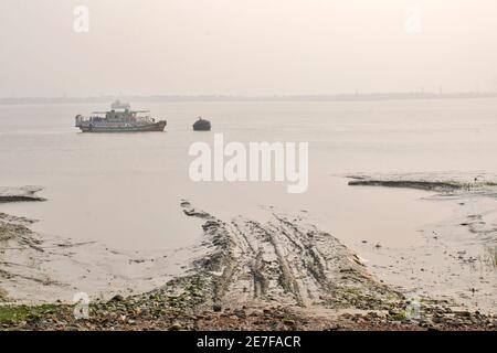 Un navire a intercepté avec une jetée sur le Gange à Diamond Harbour. Il est coincé pour un reflux soudain. Recommence lorsque la marée haute nocturne commence. Banque D'Images