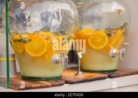 Pichet vintage de limonade maison, mojito avec des tranches de menthe et d'orange Banque D'Images