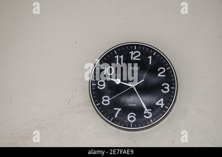 ancienne horloge sur le mur Banque D'Images