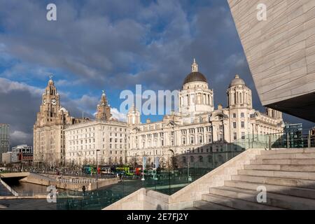 Pier dirigez-vous vers trois bâtiments de Grâces, Liverpool Waterfront, Merseyside Banque D'Images