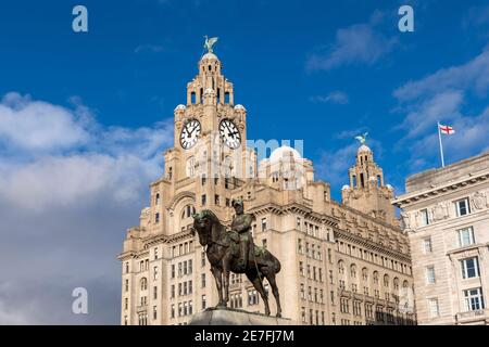 Statue du roi Edward VII et du Royal Liver Building, Liverpool Waterfront, Angleterre Banque D'Images