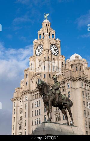 Statue du roi Édouard VII avec le Royal Liver Building, Liverpool Waterfront, Angleterre Banque D'Images