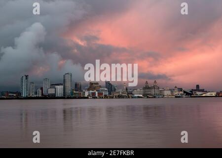 Le front de mer de Liverpool au lever du soleil, Liverpool, Merseyside Banque D'Images