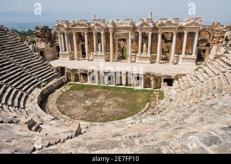 Amphithéâtre monumental au site archéologique de l'ancienne ville grecque de Hiérapolis, près de Pamukkale, Denizli, Turquie Banque D'Images