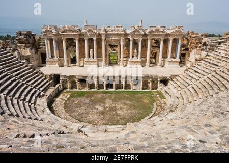 Amphithéâtre monumental au site archéologique de l'ancienne ville grecque de Hiérapolis, près de Pamukkale, Denizli, Turquie Banque D'Images