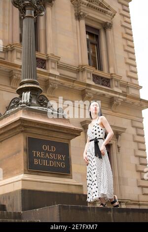 Prenez des photos avec une jeune femme asiatique à Old Treasury Bâtiment dans le quartier des affaires de Melbourne Banque D'Images