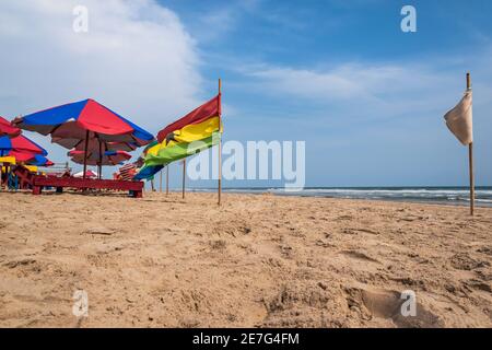 Une plage sans touristes et avec des drapeaux de différents pays Accra Ghana Afrique de l'Ouest Banque D'Images