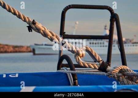 magnifique et spectaculaire coucher de soleil sur un yacht à moteur montrant les détails de la gréement du bateau avec un bateau dans le fond flou, allongé sur le graet d Banque D'Images