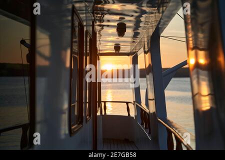 magnifique et spectaculaire coucher de soleil sur un yacht à moteur avec des réflexions sur la peinture blanche et les détails du bateau, situé dans la baie de darwin de ge Banque D'Images