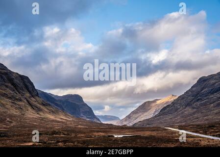 Superbe vue sur le paysage de Glencoe Valley dans les Highlands écossais Avec chaînes de montagnes dans un éclairage hivernal spectaculaire Banque D'Images