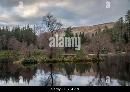 Belle image de paysage de Glencoe Lochan avec Pap de Glencoe Au loin, en soirée d'hiver Banque D'Images