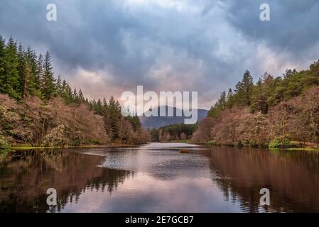 Belle image de paysage de Glencoe Lochan avec Pap de Glencoe Au loin, en soirée d'hiver Banque D'Images