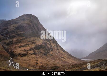 Image spectaculaire et épique de trois Sœurs à Glencoe in Scottish Highlands lors d'une journée d'hiver humide Banque D'Images