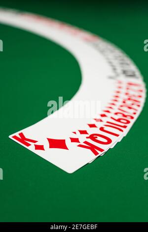 Jeu de cartes à jouer étalé sur le feutre du casino Banque D'Images