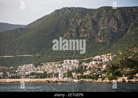 Ville et port de Kas avec paysage environnant, Turquie Banque D'Images