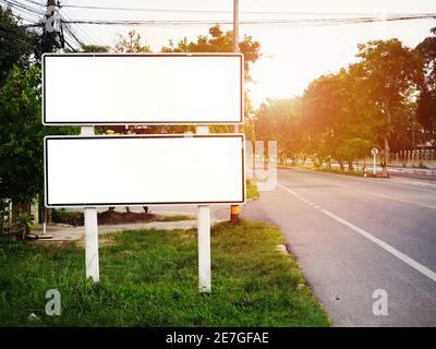 Deux panneaux d'affichage à cadre vierge sur l'arrière-plan de la route. Espace pour le texte ou le dessin Banque D'Images