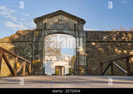 pont en bois et porte à la vieille ville coloniale de colonia del sacramento, une vieille ville coloniale avec l'histoire espagnole et portugaise au rio de la plata Banque D'Images