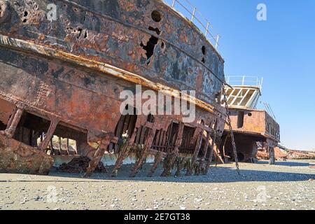 San Gregorio, Argentina-27.11.2018 naufragé vieux navire naufragé et pourri épave avec trous dans la carcasse, allongé derrière le long gras sur la plage de la côte de la Banque D'Images