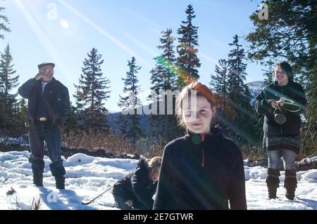 Trois générations grand-père, mère, enfants, s'amuser dans le lent Banque D'Images