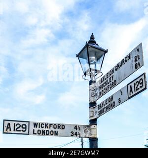 Vieux panneaux de signalisation bien établis dans l'Essex Banque D'Images