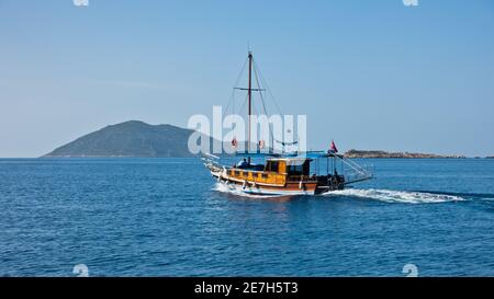 Jour ensoleillé en mer, le bateau se dirige vers l'île de Kekova, près de la ville de Kas, Turquie Banque D'Images