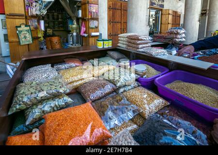 Al Hasa, marché du Souq d'Arabie Saoudite. Exposition d'épices, d'arômes et de céréales au marché Al Hasa Souq. Al Hasa, Arabie Saoudite Banque D'Images