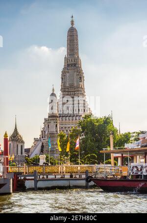 Wat Arun, le Temple de l'Aube. C'est un important temple bouddhiste et une destination touristique célèbre dans le quartier Yai de Bangkok, en Thaïlande. Banque D'Images