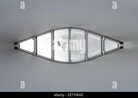 Vue à travers la fenêtre en verre dépoli au diamant dans le sol à empreintes de chaussures des personnes qui parcourent les transports en commun en partant de la silhouette de l'imprimé chaussures Banque D'Images