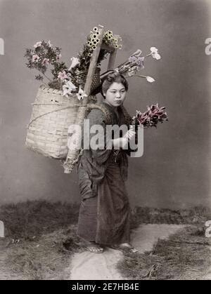 Photo du XIXe siècle : femme de campagne avec panier de fleurs, vendeur de fleurs, Japon. Banque D'Images